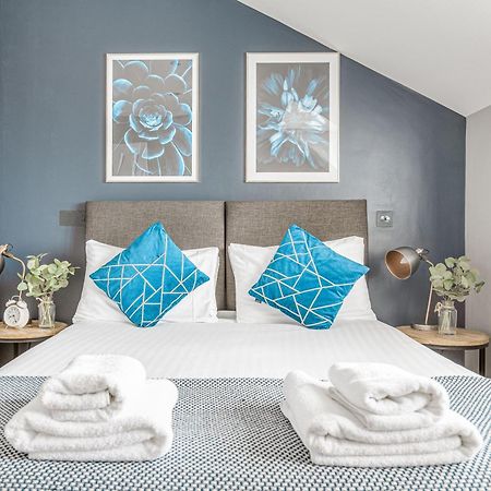 Stylish 1 Bed Apt , Central , Pkg, Perfect For Long Stays Egham Kültér fotó