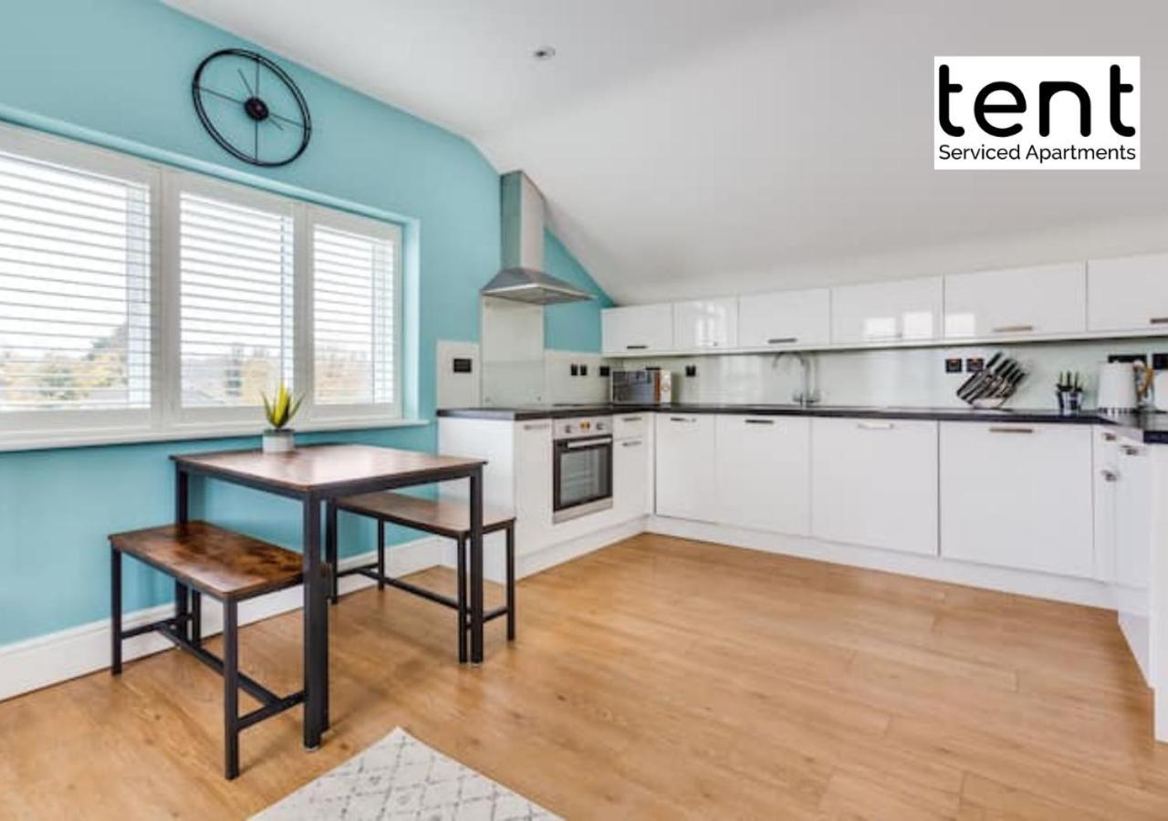 Stylish 1 Bed Apt , Central , Pkg, Perfect For Long Stays Egham Kültér fotó