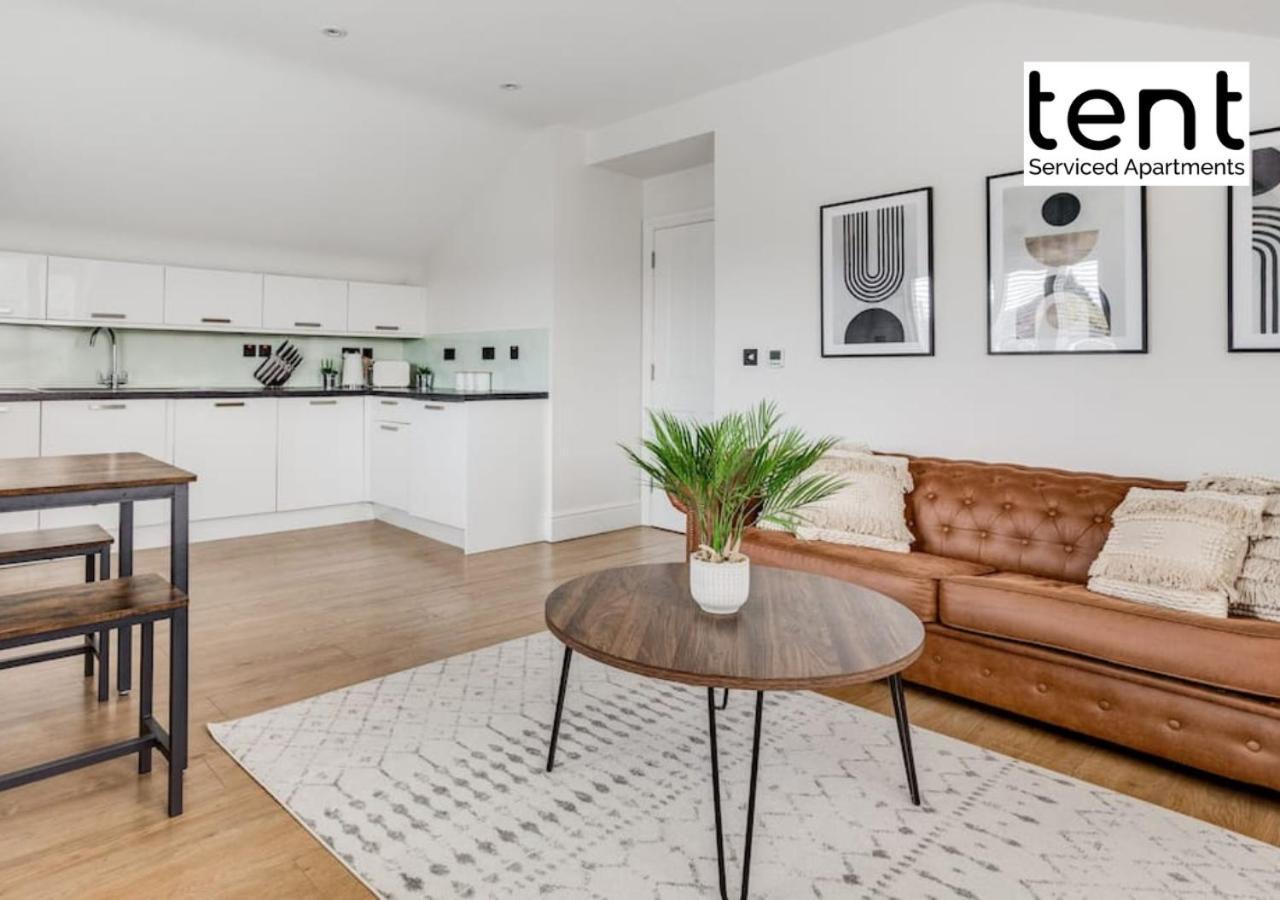 Stylish 1 Bed Apt , Central , Pkg, Perfect For Long Stays Egham Kültér fotó