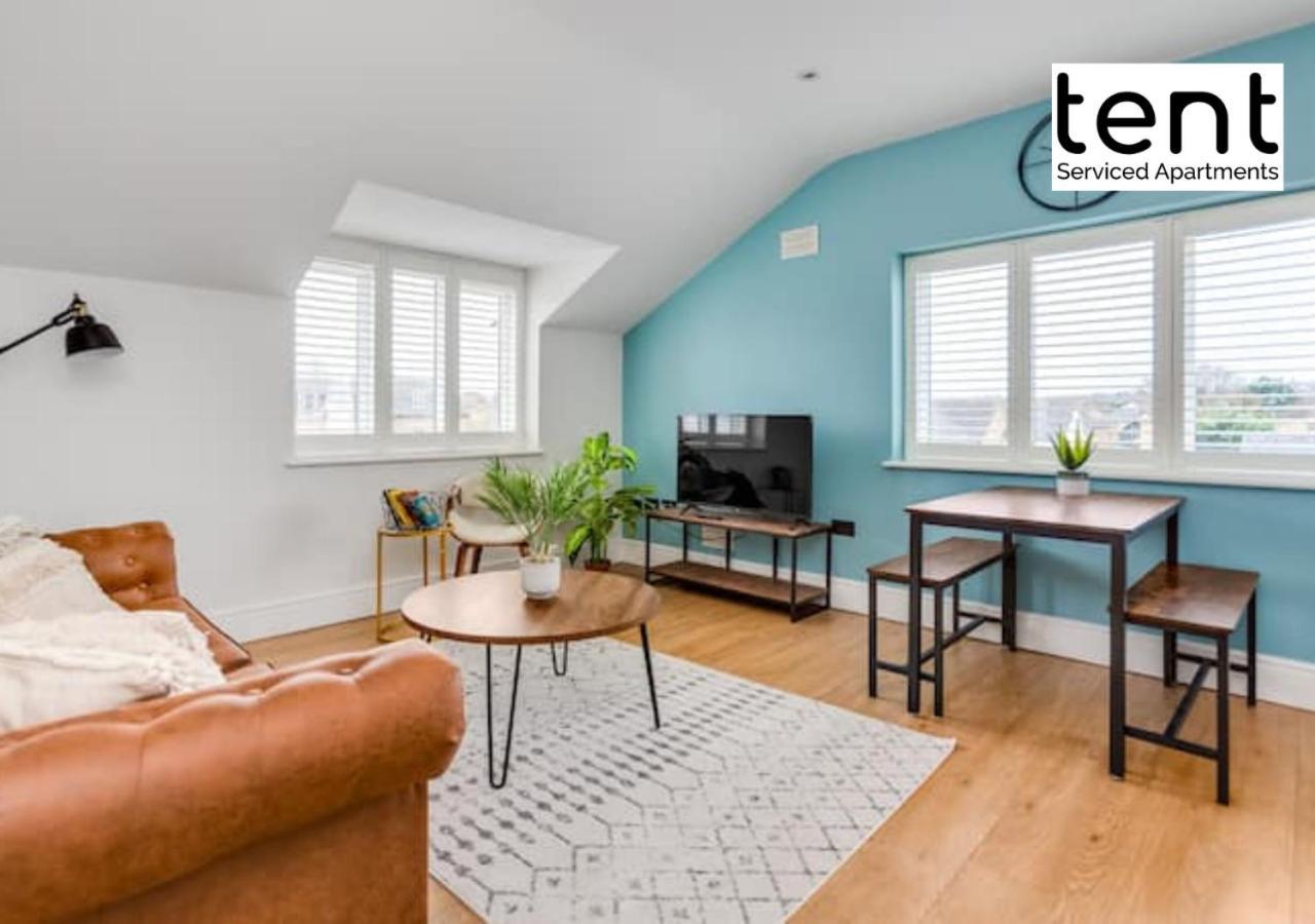 Stylish 1 Bed Apt , Central , Pkg, Perfect For Long Stays Egham Kültér fotó