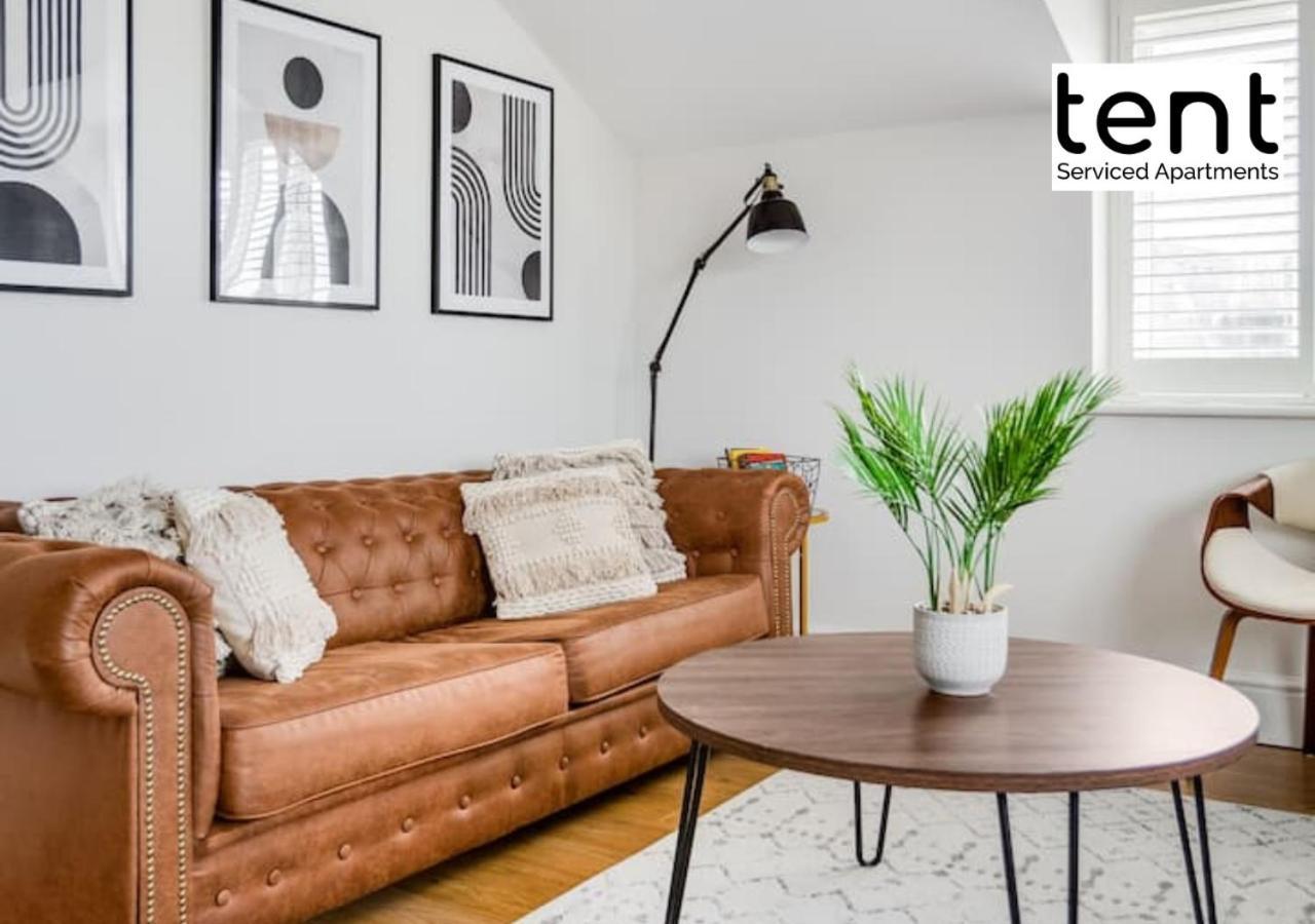 Stylish 1 Bed Apt , Central , Pkg, Perfect For Long Stays Egham Kültér fotó