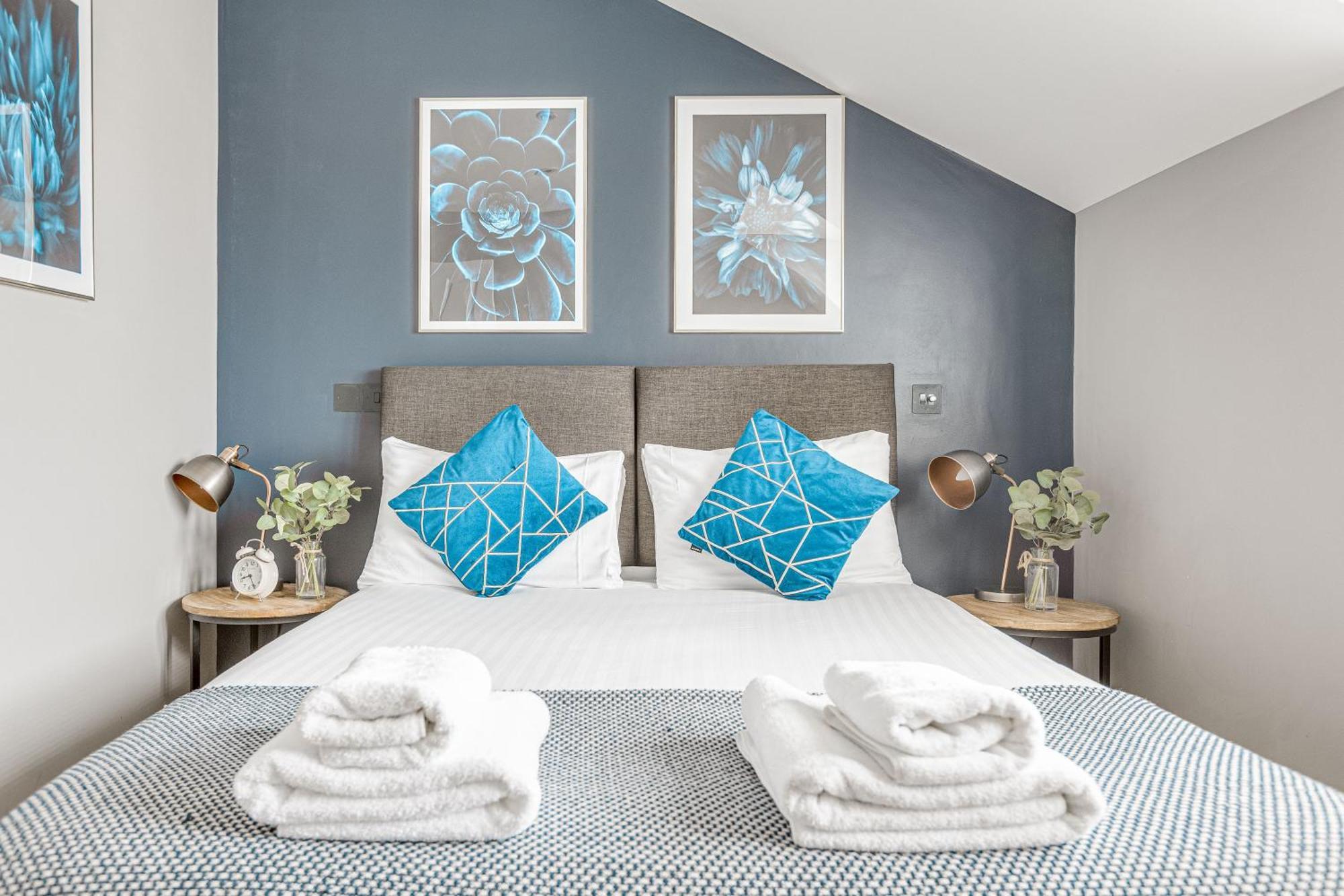 Stylish 1 Bed Apt , Central , Pkg, Perfect For Long Stays Egham Kültér fotó